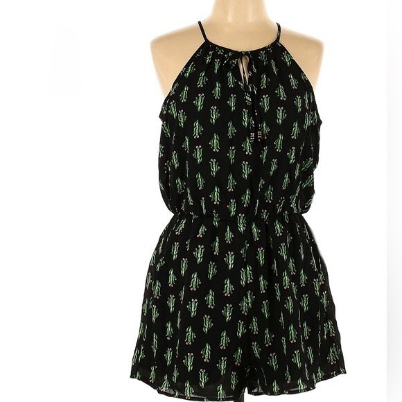 Cactus print romper with pockets size small - Picture 2 of 8
